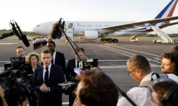 Le président Emmanuel Macron fait une déclaration à la presse à son arrivée à l'aéroport de Cayenne, le 25 mars 2024 en Guyane ( AFP / Ludovic MARIN )