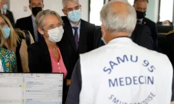 La Première ministre Elisabeth Borne rencontre un médecin lors d'une visite du  service hébergeant la hotline du Samu à l'hôpital René-Dubos de Pontoise, le 1er juillet 2022