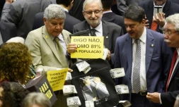 Des parlementaires de l'opposition brésilienne protestent bruyamment au sein même de l'hémicycle contre le président Michel Temer à Brasilia, le 2 août 2017