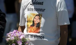 Une personne en deuil porte un t-shirt à l'effigie de la collégienne Lyhanna lors de ses obsÚques à Fleurance, le 12 juin 2026 dans le Gers ( AFP / Ed JONES )