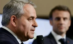 Le président des Hauts-de-France Xavier Bertrand (G) s'exprime à Dunkerque le 12 mai 2023, en présence du président Emmanuel Macron ( POOL / PASCAL ROSSIGNOL )