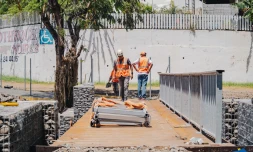 Saint-Gilles : pose d’une passerelle piétonne après la destruction totale du pont de la Ravine