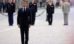  Emmanuel Macron devant la tombe du soldat inconnu sous l'Arc de triomphe, le 8 mai 2023 à Paris (France).  JOHANNA GERON/AFP 