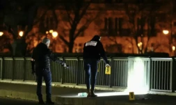 La police scientifique sur les lieux d'une attaque au couteau et au marteau, le 2 décembre 2023 à Paris ( AFP / Dimitar DILKOFF )