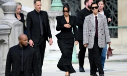 Kim Kardashian (C) sort du palais de justice de Paris après avoir témoigné au procès de son braquage, le 13 mars 2025