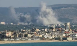La fumée d'une frappe aérienne israélienne sur le village d'Al-Qlaileh, prÚs de Tyr, le 10 juin 2026 dans le sud du Liban ( AFP / Kawnat HAJU )