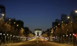 Des femmes, mères pour la plupart, décompressent grâce à de nouvelles soirées dansantes non mixtes comme au Raspoutine, près des Champs-Elysées à Paris ( AFP / Ludovic MARIN )