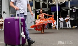 [Photos-Vidéo] Aéroport de La Réunion : les voyageurs accueillis au son du maloya à leur arrivée [?]
