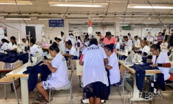 Visite de Bello à l'usine Axelle à madagascar 