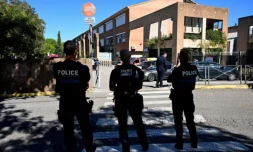 Des policiers devant le collège Joseph-Lakanal à Aubagne, le 12 octobre 2026 ( AFP / Miguel MEDINA )