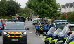 Les gendarmes bloquent la circulation à côté d'un immeuble où un homme, soupçonné d'avoir tué une femme, s'est barricadé, le 4 septembre 2026 à Plourin-lès-Morlaix, dans le Finistère ( AFP / Fred TANNEAU )