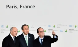 Le président de la COP21, Laurent Fabius (G) aux côtés du secrétaire général de l'ONU Ban Ki-moon et du président François Hollande le 30 novembre 2015 au Bourget