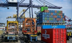 Conteneurs sur le terminal portuaire international des conteneurs de Jakarta le 7 juillet 2025
