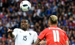 Le milieu de terrain français Paul Pogba face au Suisse Valon Behrami lors de l'Euro, le 19 juin 2016 à Lille