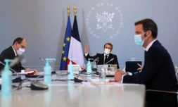 Emmanuel Macron, Olivier Véran et Jean Castex lors du conseil de défense sanitaire à Paris, le 12 novembre 2020. (THIBAULT CAMUS / POOL / AFP)