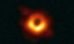 Le disque lumineux correspond à la matière absorbée par le trou noir, qui devient très chaude, brille et émet de la lumière