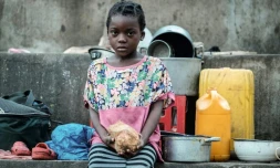 Elena Joaquin, 6 ans, est hébergée avec sa famille dans un abri de Buzi, au Mozambique, le 23 mars 2019