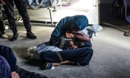 Une Palestinienne serre le corps d'un enfant dans une clinique, le 26 mai 2024 à Rafah dans la bande de Gaza ( AFP / Eyad BABA )