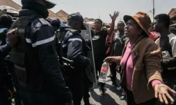  Des manifestants face aux forces de sécurité alors qu'ils protestent contre les coupures répétées d'eau et d'électricité à Antananarivo, le 25 septembre 2025. © Rijasolo / AFP 