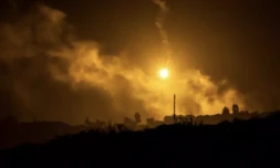 L'armée israélienne lance des fusées éclairantes vers la bande de Gaza prÚs Sdérot, dans le sud d'Israël, le 13 novembre 2023 ( AFP / FADEL SENNA )