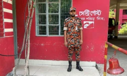 Le pompier Rakibul Hasan Bappy devant la caserne de pompiers de Chittagong, le 6 juin 2022, seul survivant de sa brigade décimée lors de l'explosion d'un dépôt de conteneurs en feu au Bangladesh