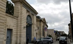 Emmanuel Macron arrive à Saint-Denis (Seine-Saint-Denis) pour une réunion avec les chefs de partis politiques, le 30 août 2023 ( AFP / Ludovic MARIN )