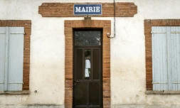 Soixante-douze maires et élus locaux de droite et du centre ont exprimé dans une tribune leur soutien à Emmanuel Macron