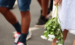 Les Avirons : une marche blanche en hommage aux deux fillettes tuées par leur père 