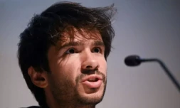 L'avocat franco-espagnol Juan Branco annonce, lors d'une conférence de presse le 22 juin 2023 à Paris, une plainte pour "crimes contre l'humanité" à l'encontre du président sénégalais Macky Sall ( AFP / Stefano RELLANDINI )