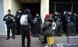 Des CRS devant le squat "Pyramide" pendant son évacuation, le 30 octobre 2023 à Lyon ( AFP / OLIVIER CHASSIGNOLE )