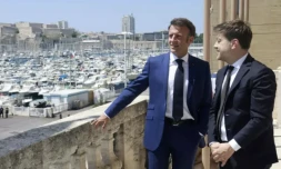Le président Emmanuel Macron et le maire de Marseille Benoît Payan (d), le 26 juin 2023, lors d'une visite de trois jours dans la cité phocéenne ( POOL / Guillaume HORCAJUELO )