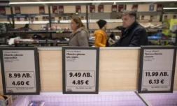 Des prix affichés en leva bulgares et en euros à Sofia, en Bulgarie ( AFP / Nikolay DOYCHINOV )