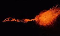 L'éruption du volcan de nuit : un spectacle incroyable capturé par un vidéaste 