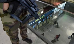 Militaires français en patrouille le 23 mars 2016 à l'aéroport Charles de Gaulle à Roissy