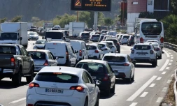 voiture du feu sur la route du littoral avec embouteillages sur la possession