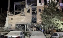 Photo diffusée par les services d'urgences ukrainiens, le 27 août 2024, montrant des sauveteurs dans les décombres d'un bâtiment touché par une frappe aérienne russe, à Kryvyï Rig ( Services d'urgence ukrainiens / Handout )