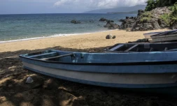 Une embarcation sur une plage de Mutsamudu, sur l'île d'Anjouan, dans l'archipel des Comores, près de Mayotte, le 18 février 2024. (IBRAHIM YOUSSOUF / AFP)
