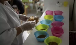 La "qualité de l'accueil" n'est pas toujours au rendez-vous dans certaines crèches, où les bambins peuvent être exposés à des risques de négligences, voire de maltraitance, souligne un rapport remis au gouvernement ( AFP / Sameer Al-DOUMY )