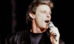 Le chanteur Herbert Léonard lors d'un show sur la chaîne 5, le 25 September 1987, à Paris ( AFP / Georges BENDRIHEM )