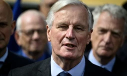 Le Premier ministre Michel Barnier (c) s'adresse aux médias après avoir visité l'Institut national de l'énergie solaire (Ines) au Bourget-du-Lac, le 12 septembre 2024 en Savoie ( AFP / JEFF PACHOUD )