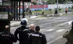 Des gendarmes montent la garde à l'entrée du quartier de Rivière Salée, à Nouméa, en Nouvelle-Calédonie, le 29 mai 2024 ( AFP / Theo Rouby )