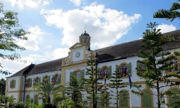 Saint-Pierre : travaux de restauration des façades de l'hotel de ville