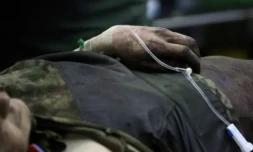 Un soldat ukrainien blessé reçoit les premiers soins, dans la région de Donetsk en Ukraine le 16 avril 2024 ( AFP / Anatolii STEPANOV )