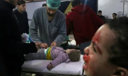 Des médecins syriens examinent une enfant dans un hôpital de fortune après des bombardements du régime syrien sur la ville de Douma dans la Ghouta orientale, le 22 février 2018