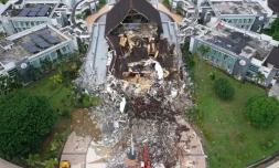 Photo aérienne du bureau du gouverneur détruit par le séisme à Mamuju (Indonésie)