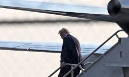 L'ancien président américain Donald Trump à son arrivée à l'aéroport d'Atlanta, le 24 août 2023 en Géorgie