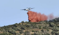 Un avion largue un produit retardant sur le feu à proximité de Banyuls-sur-Mer le 16 avril 2023 ( AFP / RAYMOND ROIG )