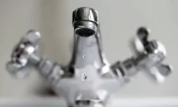 Des résidus issus d'un fongicide interdit depuis des années sont omniprésents dans l'eau potable ( AFP / Lionel BONAVENTURE )