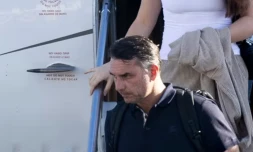 Flavio Bolsonaro sort de son avion à l'aéroport d'Opa Locka près de Miami, en Floride, le 28 octobre 2026, aux États-Unis