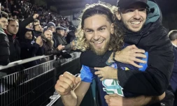 Le Briochin Leo Yobe fête la victoire de Saint-Brieuc face à Nice en Coupe de France, le 5 février 2025, à Saint-Brieuc (Côtes-d'Armor). (FRED TANNEAU / AFP)